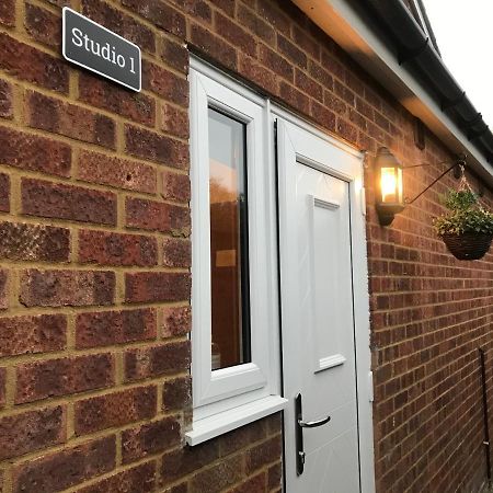 Studio-1-Staines/Heathrow/London-Own Entrance Eksteriør billede