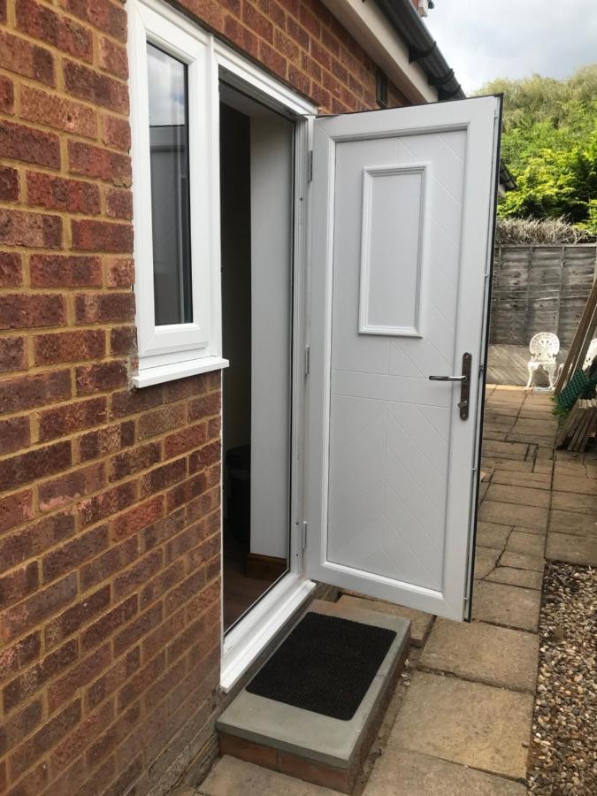 Studio-1-Staines/Heathrow/London-Own Entrance Eksteriør billede