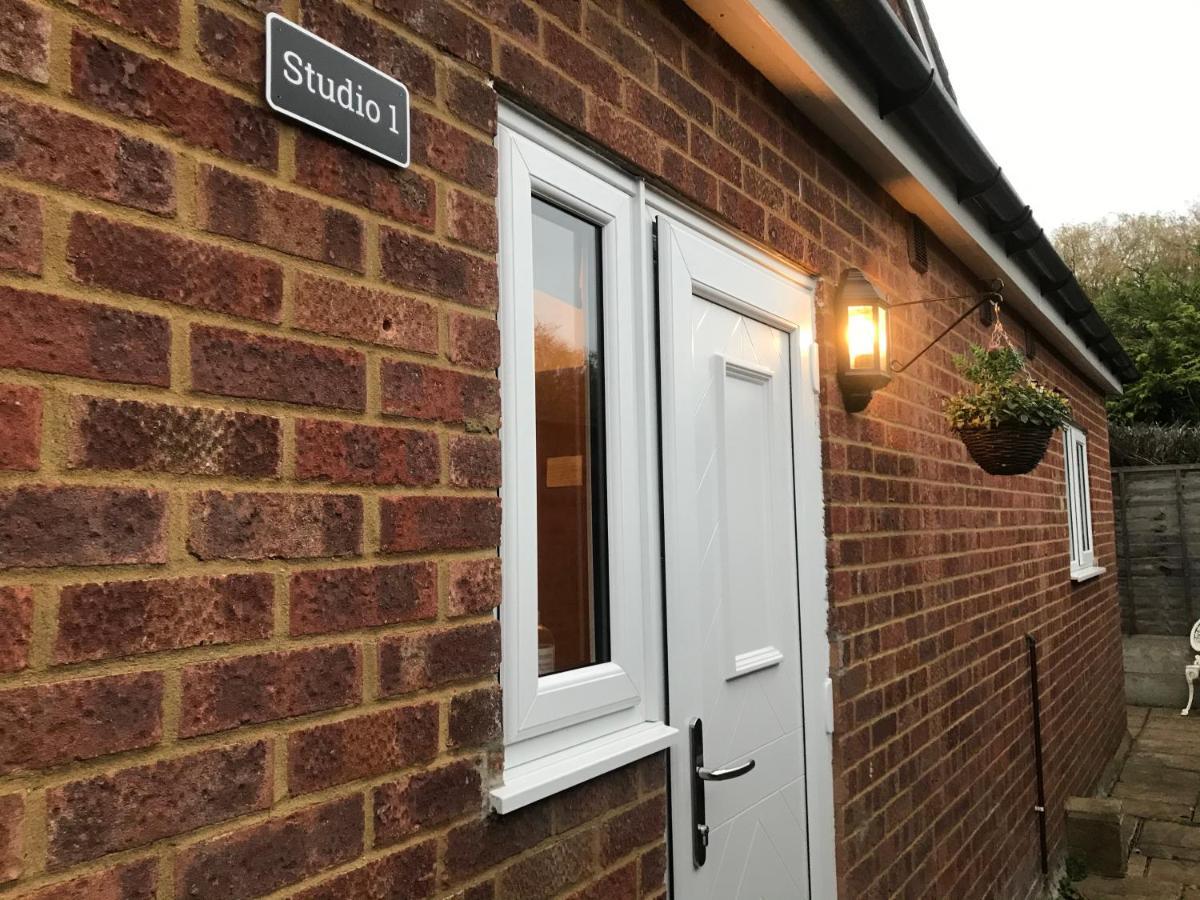 Studio-1-Staines/Heathrow/London-Own Entrance Eksteriør billede
