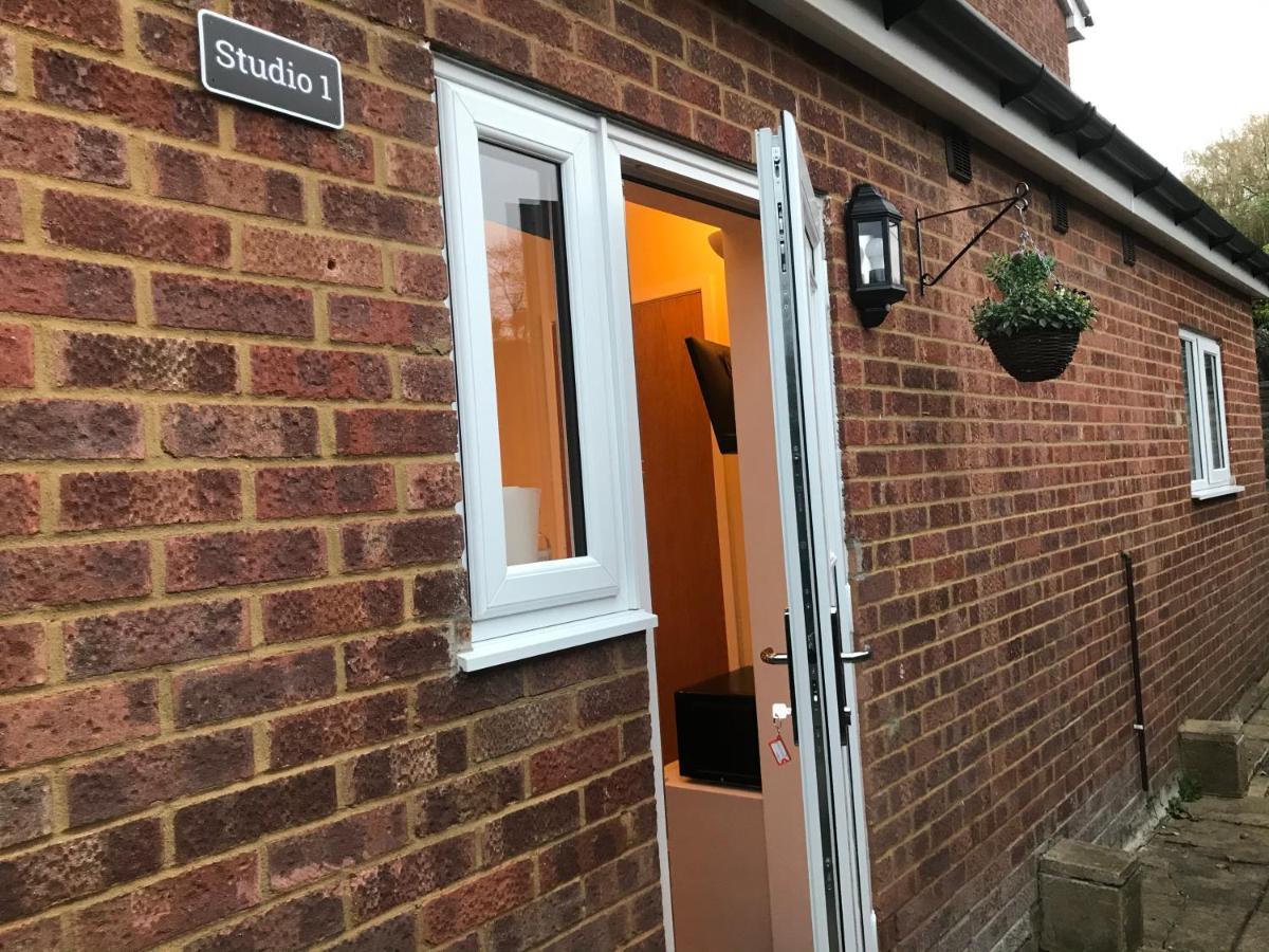Studio-1-Staines/Heathrow/London-Own Entrance Eksteriør billede