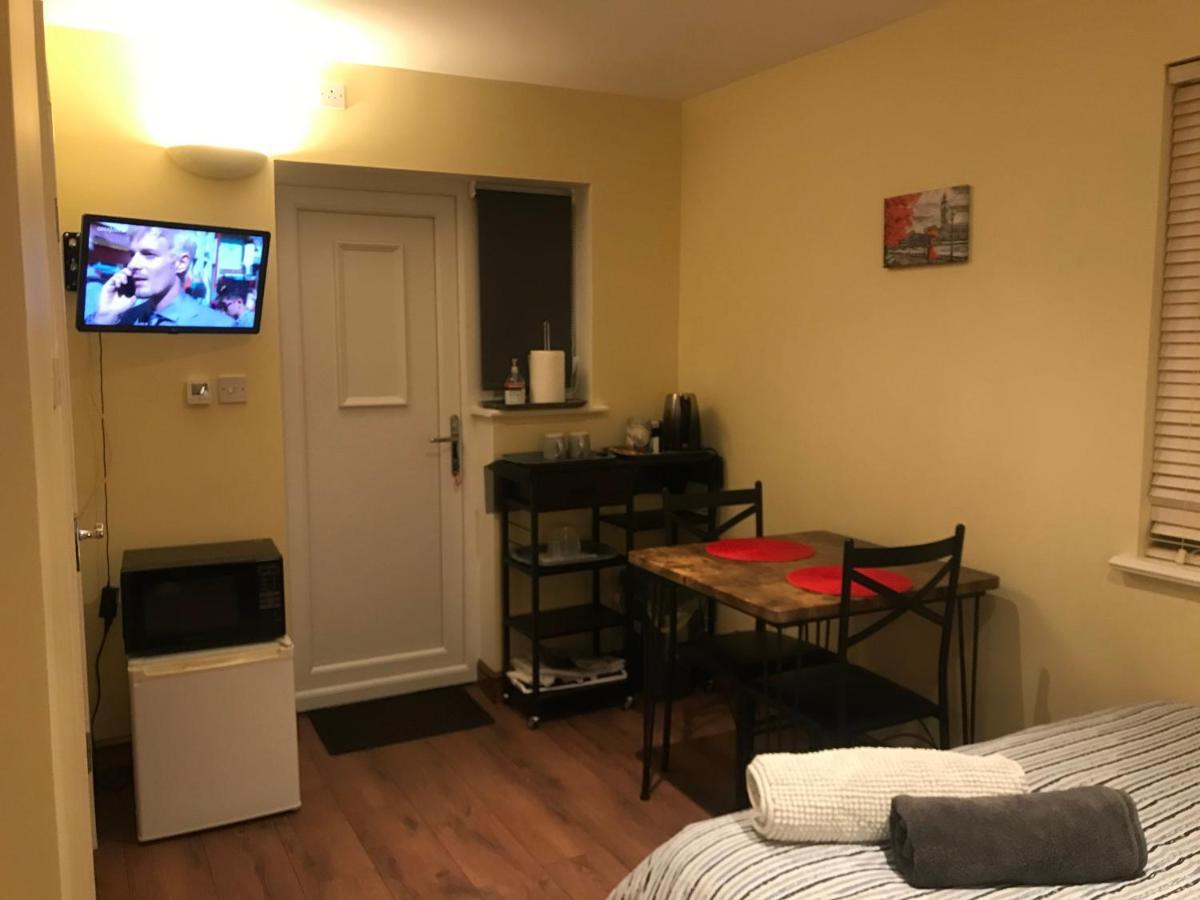 Studio-1-Staines/Heathrow/London-Own Entrance Eksteriør billede