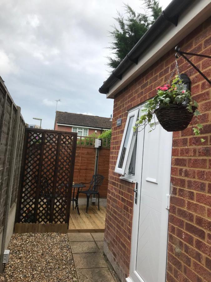 Studio-1-Staines/Heathrow/London-Own Entrance Eksteriør billede