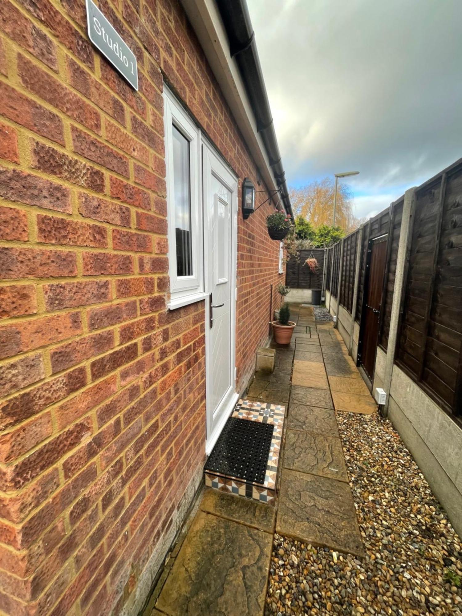 Studio-1-Staines/Heathrow/London-Own Entrance Eksteriør billede